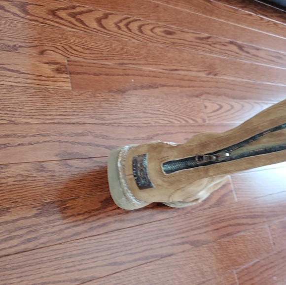 UGG - Picture 2 of 4